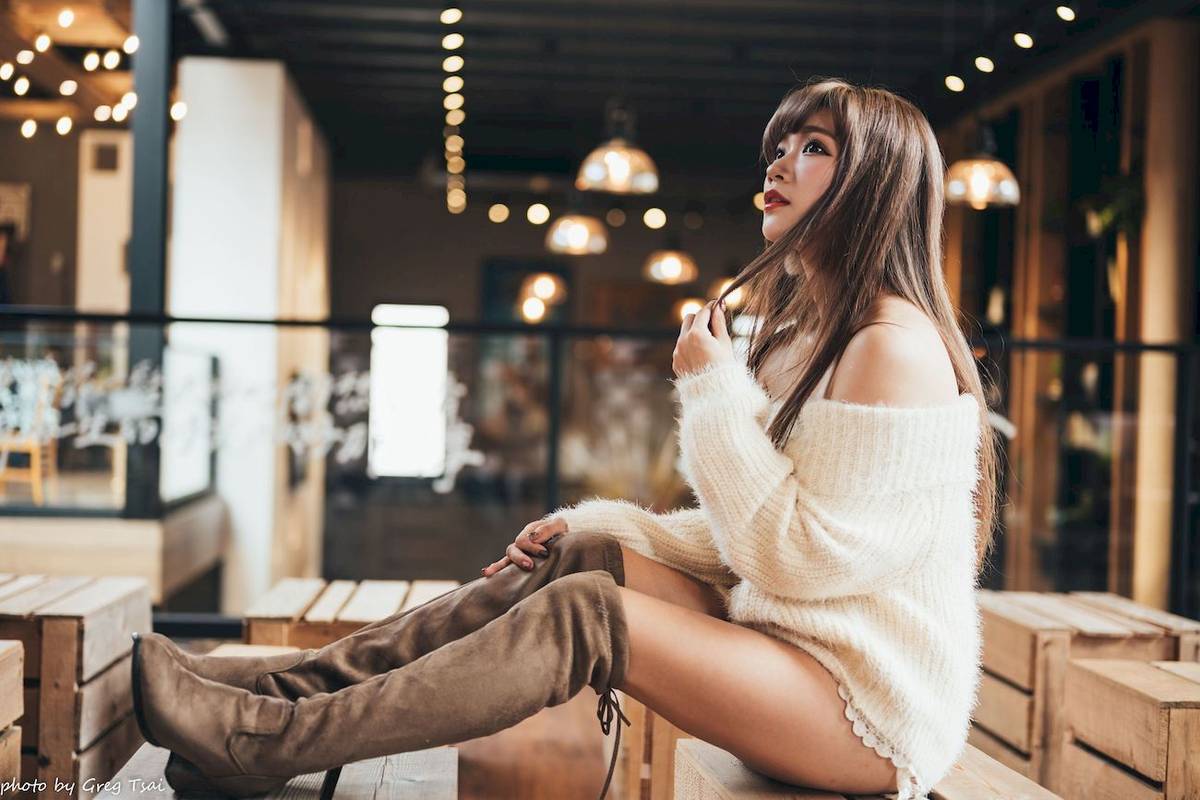 养眼美女凯云身着‌白色毛绒针织上衣户外慵懒写真-33