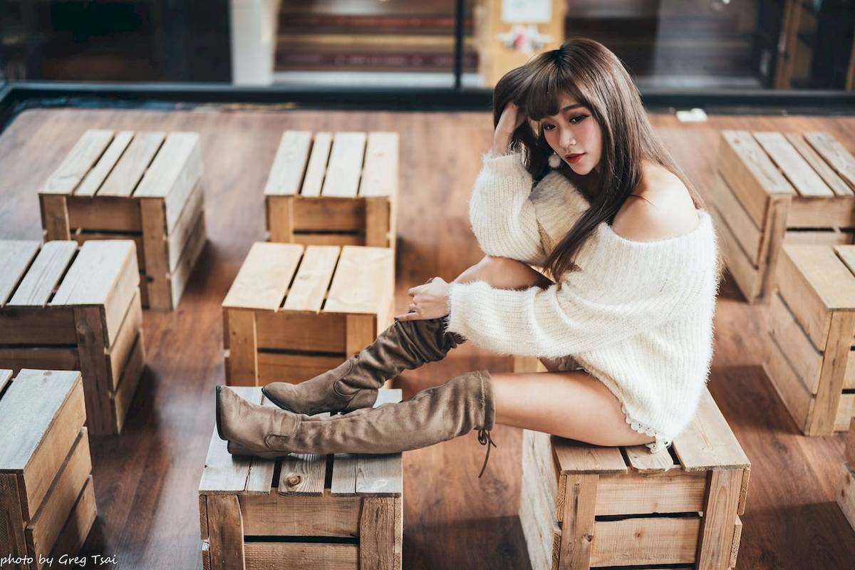 养眼美女凯云身着‌白色毛绒针织上衣户外慵懒写真-34