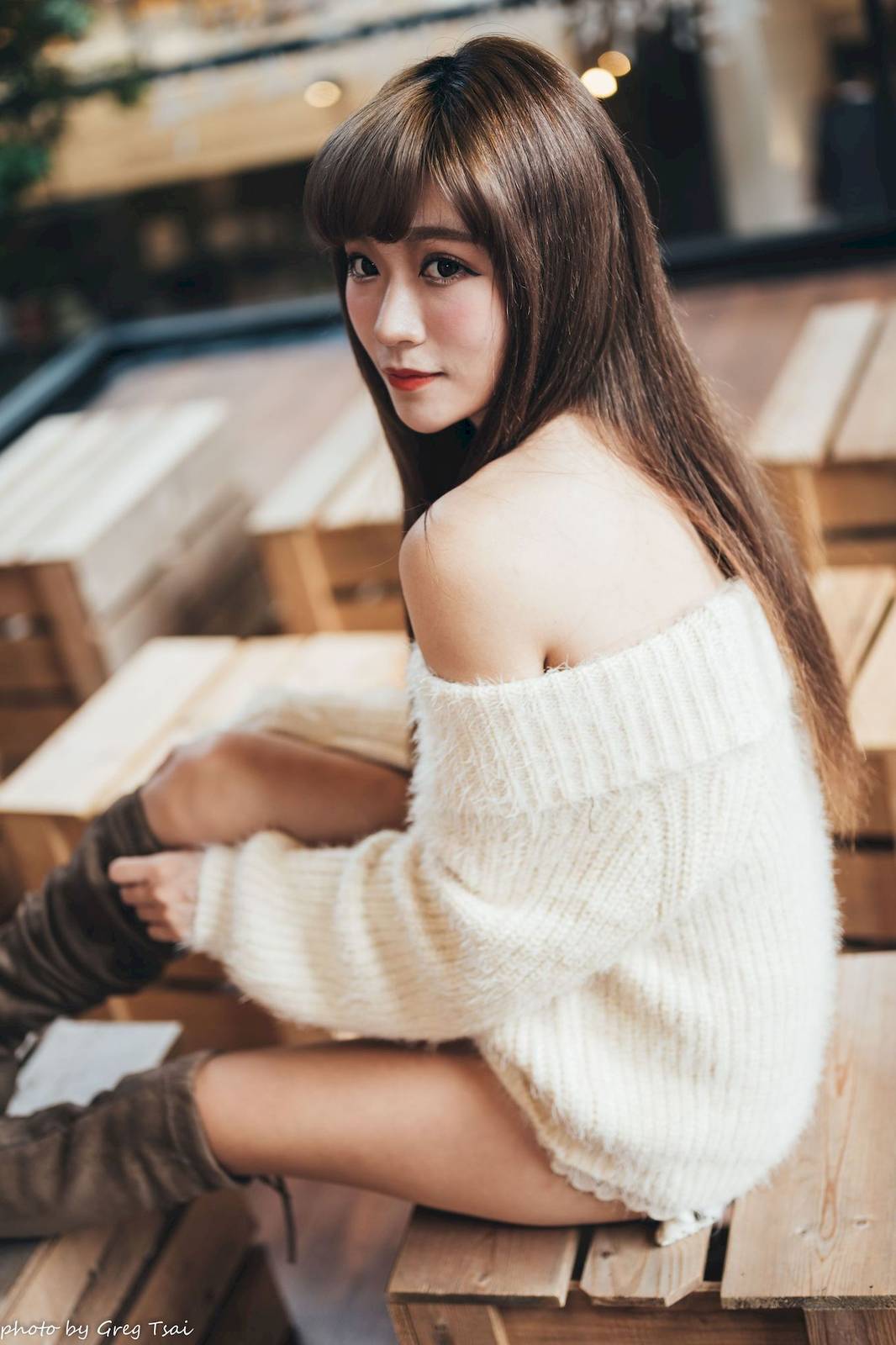 养眼美女凯云身着‌白色毛绒针织上衣户外慵懒写真-35