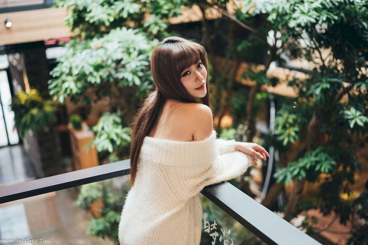 养眼美女凯云身着‌白色毛绒针织上衣户外慵懒写真-41