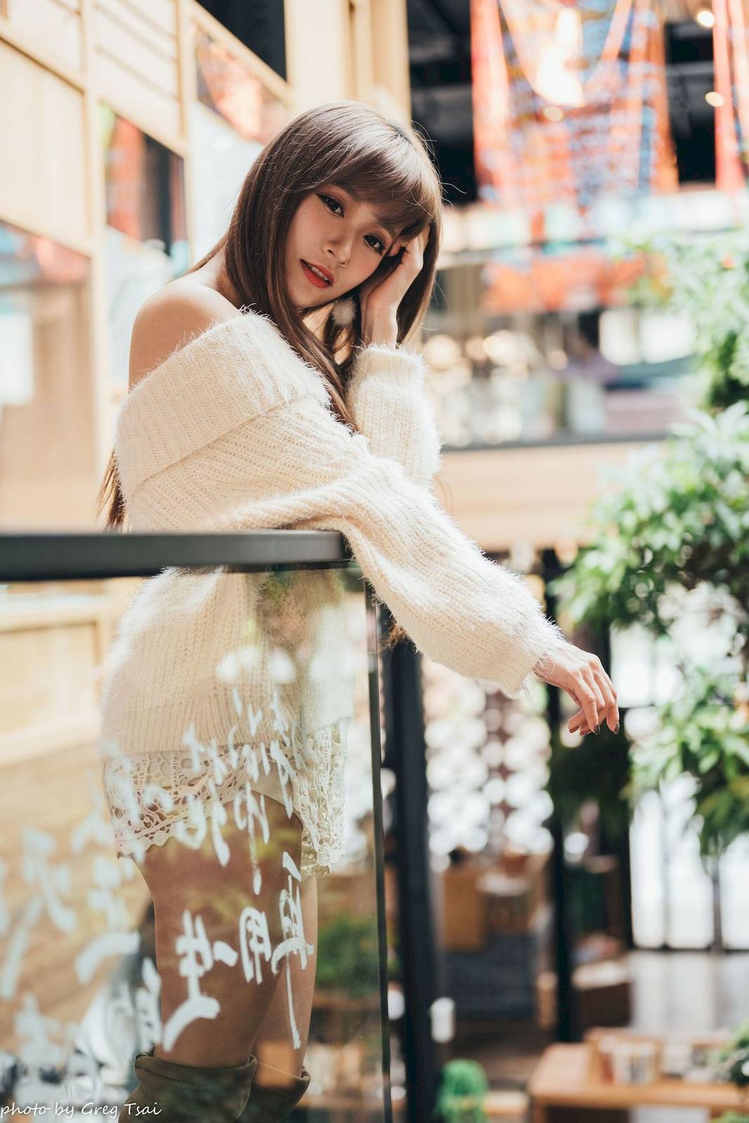 养眼美女凯云身着‌白色毛绒针织上衣户外慵懒写真-42