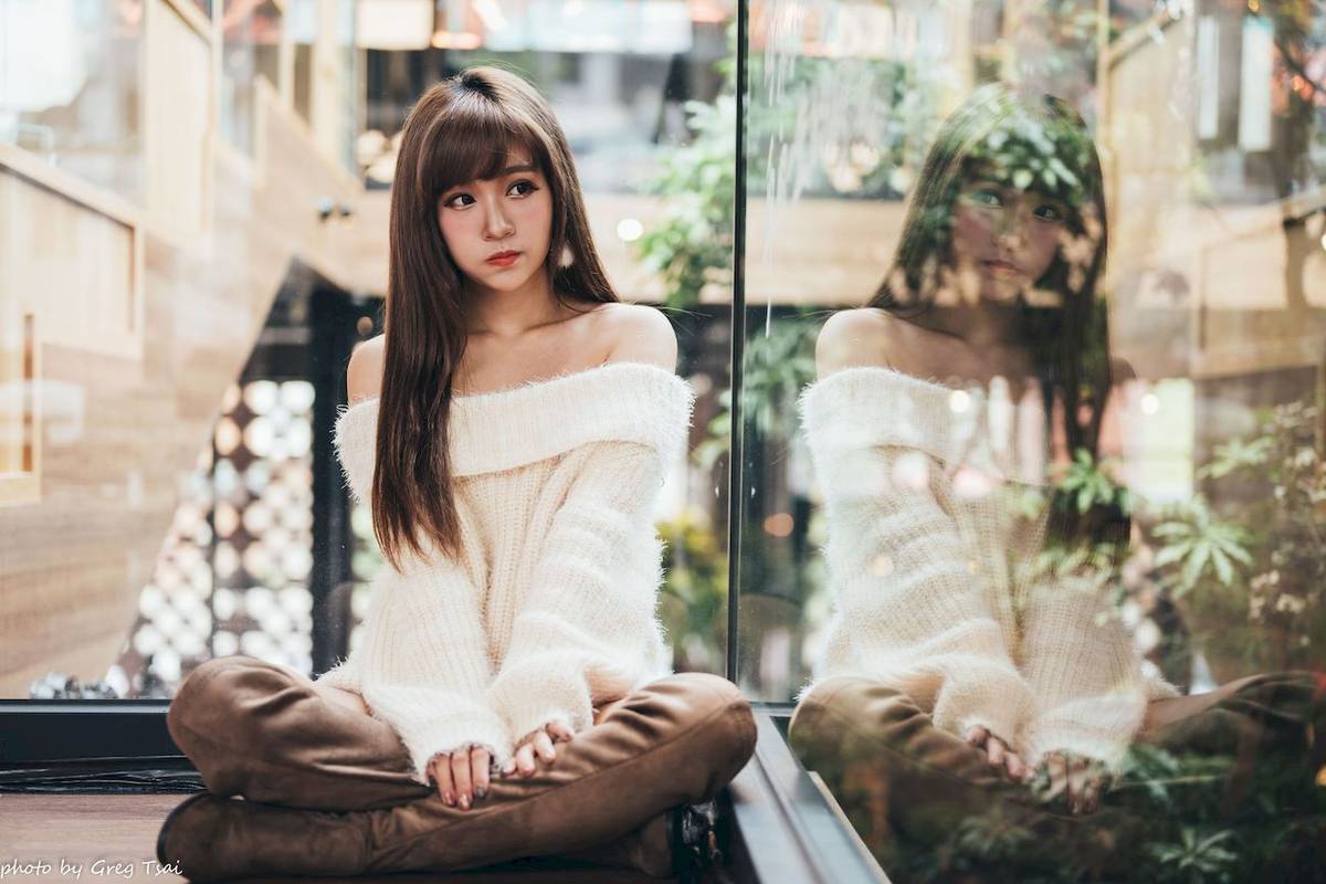 养眼美女凯云身着‌白色毛绒针织上衣户外慵懒写真-45