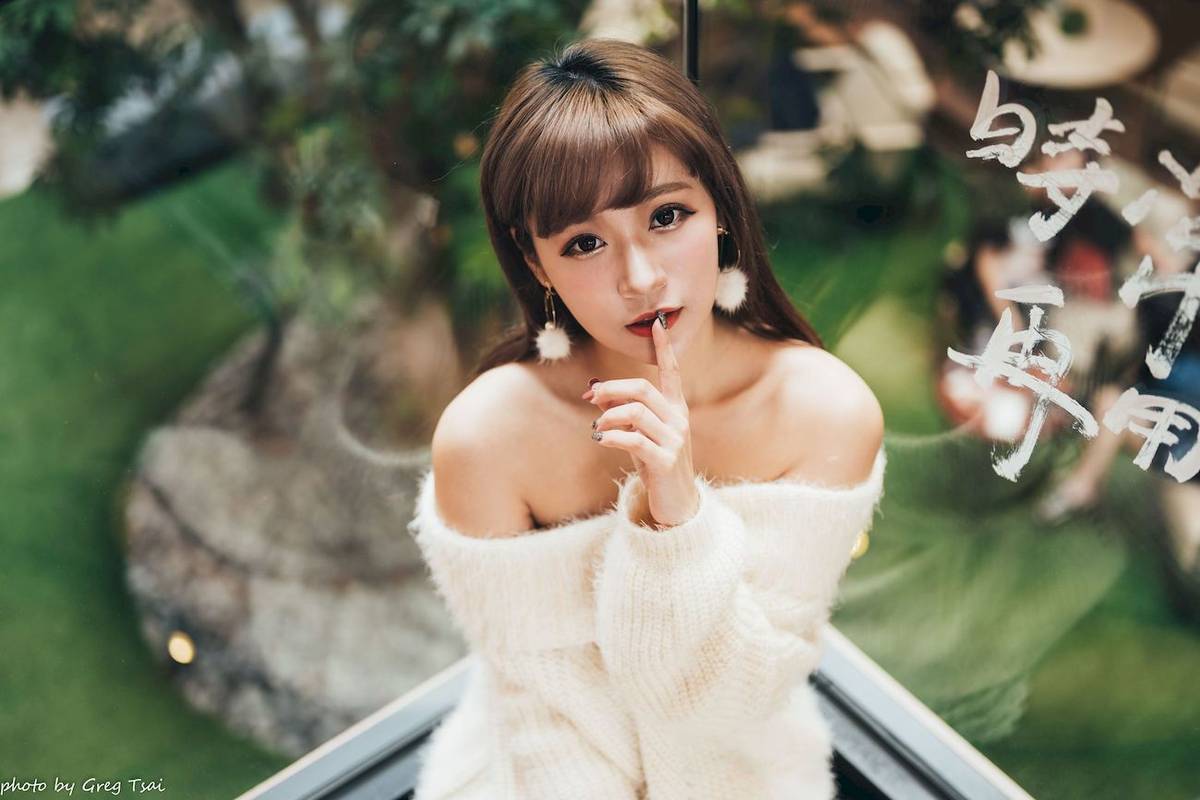 养眼美女凯云身着‌白色毛绒针织上衣户外慵懒写真-50