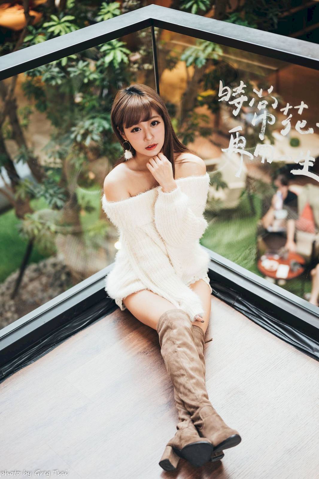 养眼美女凯云身着‌白色毛绒针织上衣户外慵懒写真-51