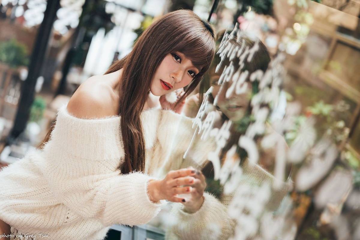 养眼美女凯云身着‌白色毛绒针织上衣户外慵懒写真-49