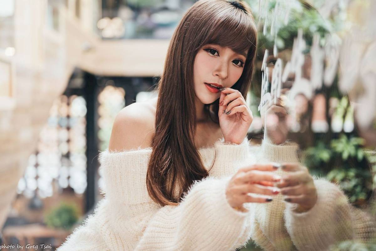 养眼美女凯云身着‌白色毛绒针织上衣户外慵懒写真-48