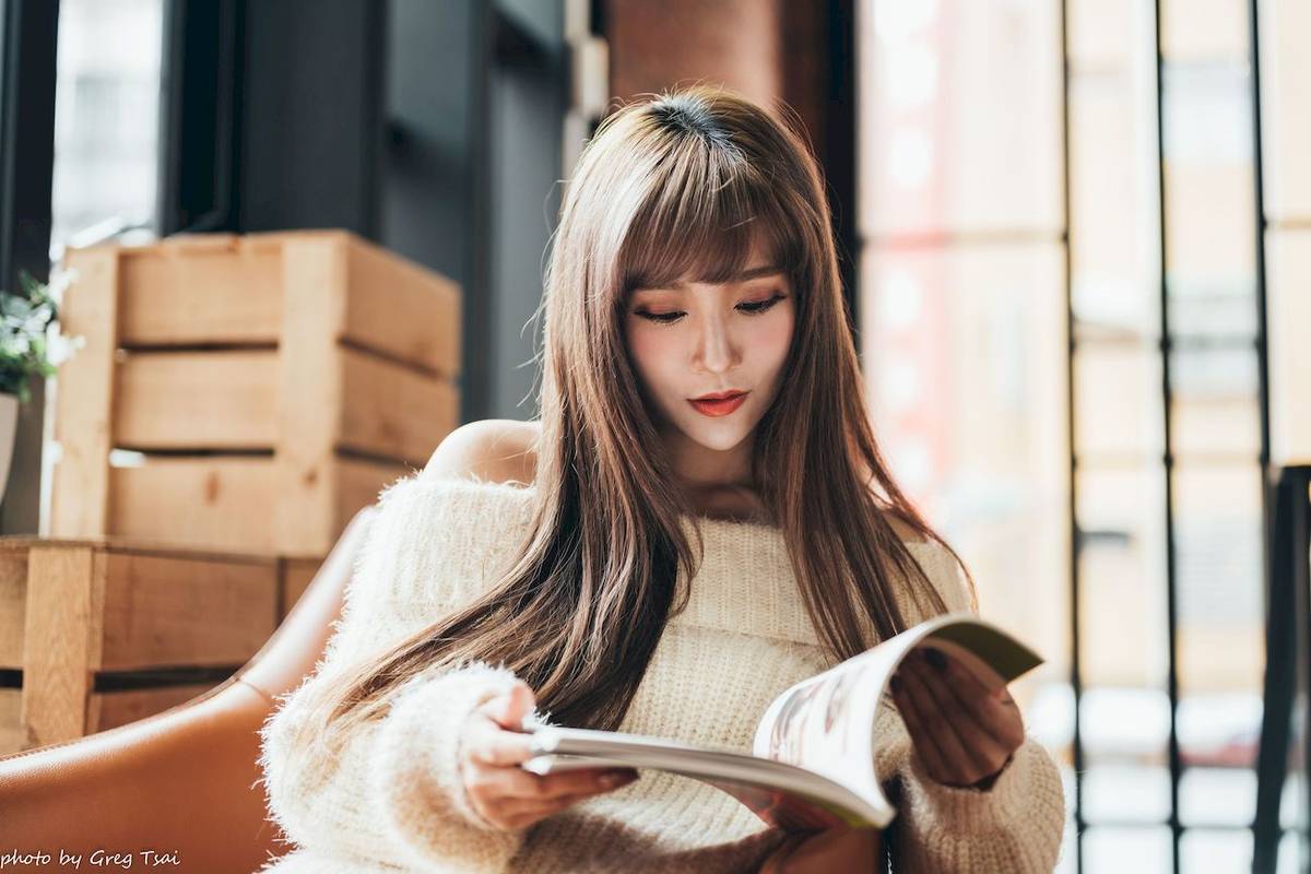 养眼美女凯云身着‌白色毛绒针织上衣户外慵懒写真-56