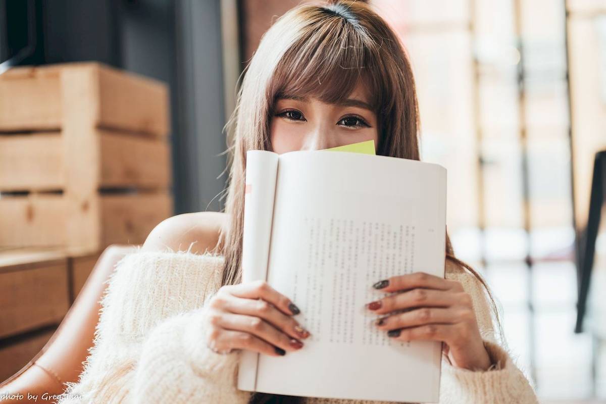 养眼美女凯云身着‌白色毛绒针织上衣户外慵懒写真-58