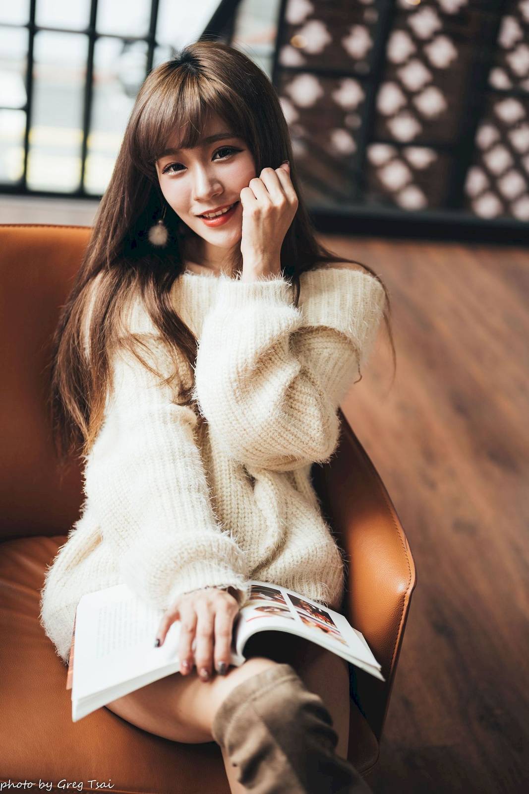 养眼美女凯云身着‌白色毛绒针织上衣户外慵懒写真-60