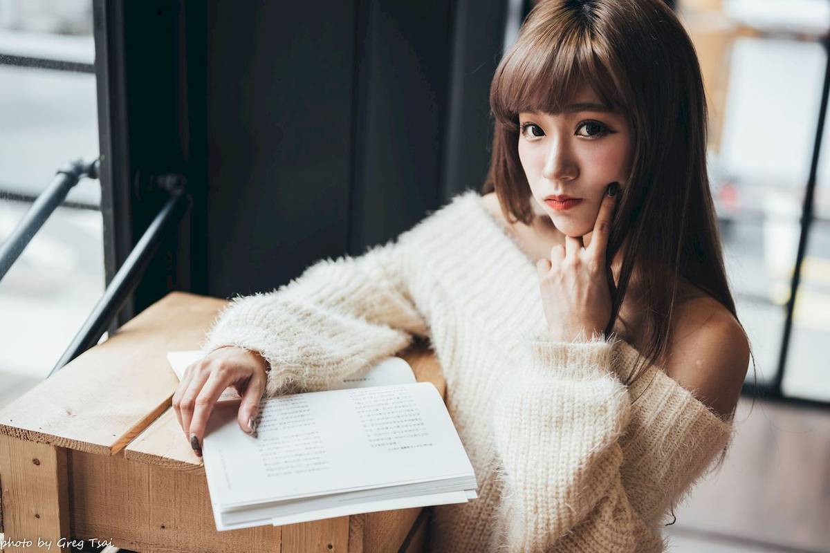 养眼美女凯云身着‌白色毛绒针织上衣户外慵懒写真-62