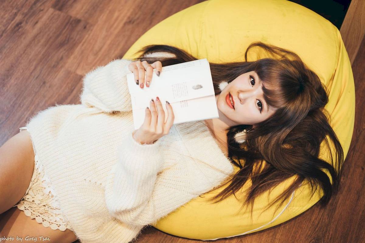 养眼美女凯云身着‌白色毛绒针织上衣户外慵懒写真-72