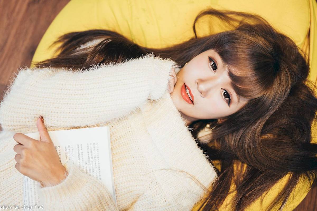 养眼美女凯云身着‌白色毛绒针织上衣户外慵懒写真-73