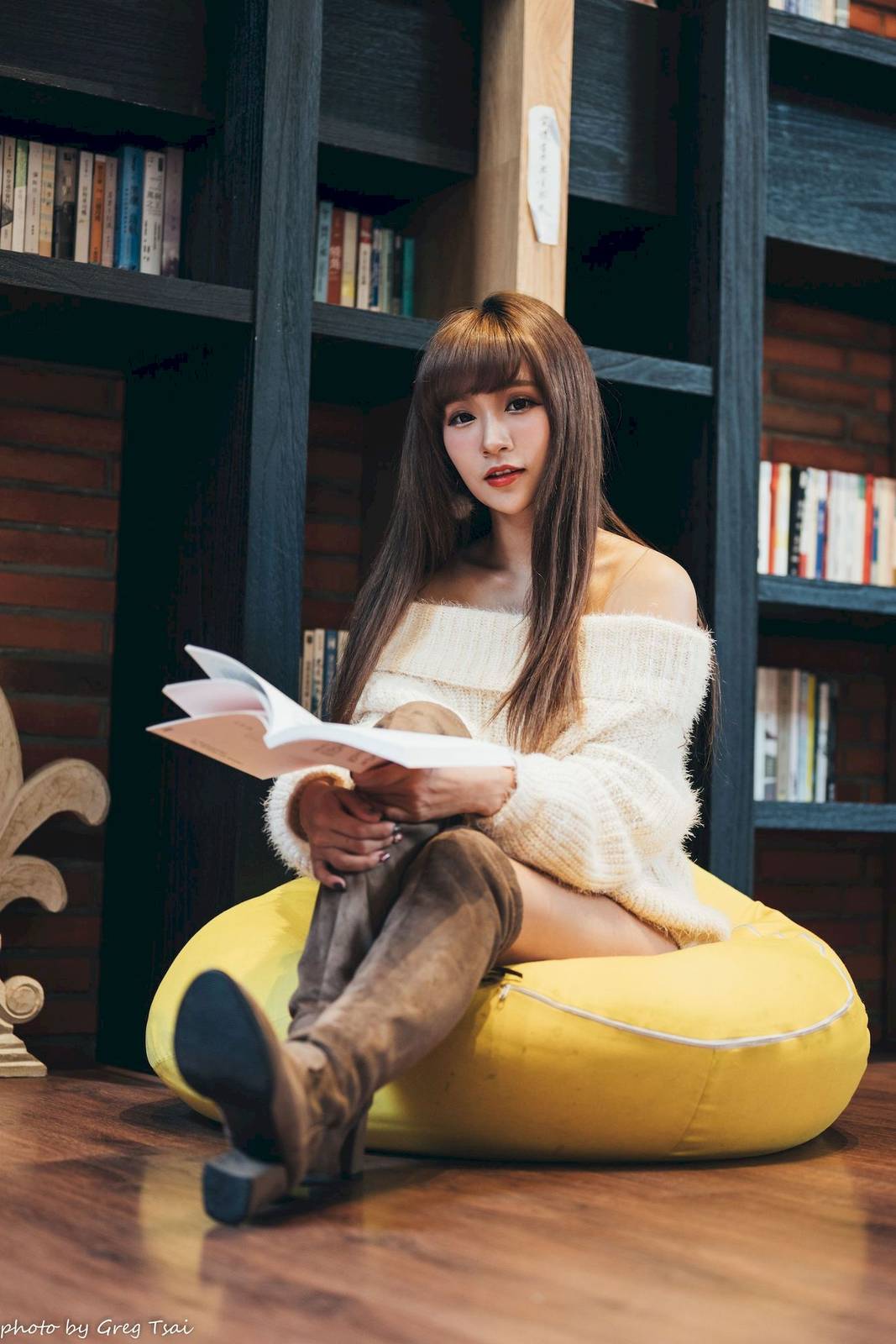 养眼美女凯云身着‌白色毛绒针织上衣户外慵懒写真-70