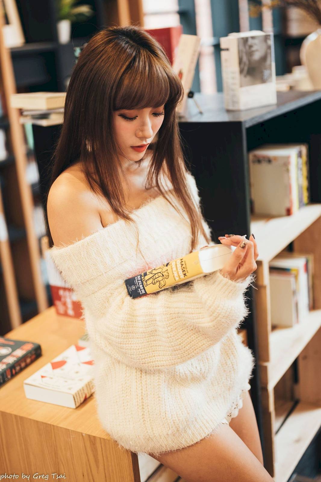 养眼美女凯云身着‌白色毛绒针织上衣户外慵懒写真-84