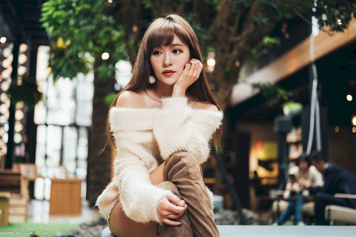 养眼美女凯云身着‌白色毛绒针织上衣户外慵懒写真-85