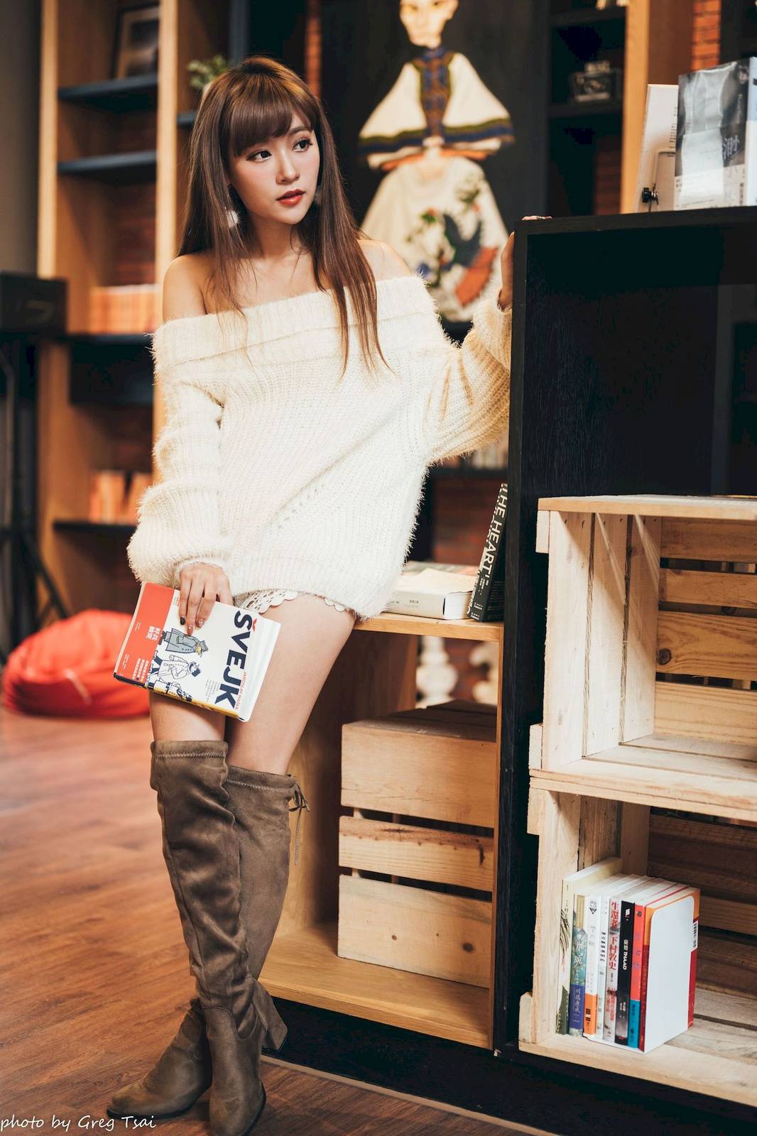 养眼美女凯云身着‌白色毛绒针织上衣户外慵懒写真-86