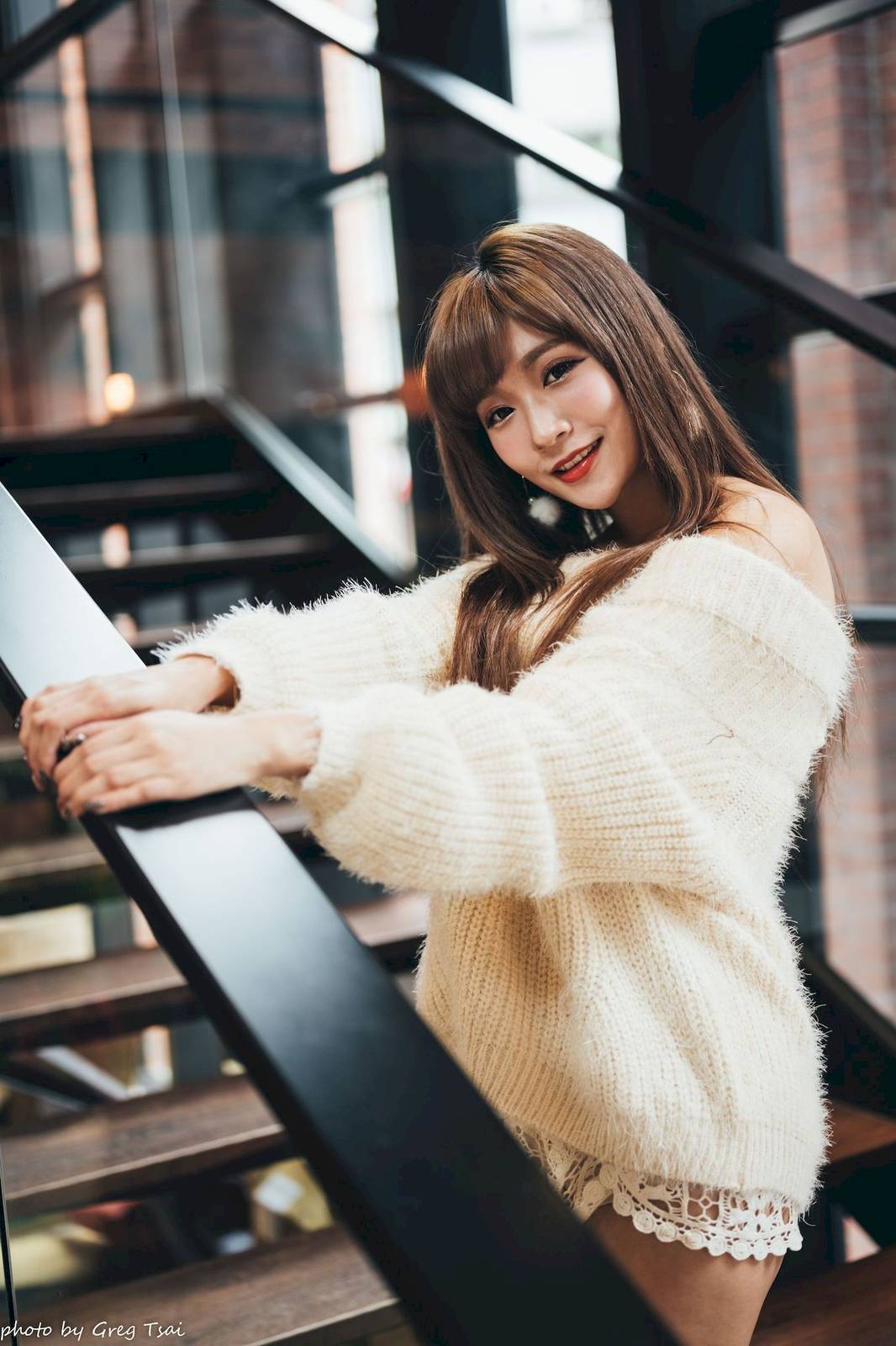 养眼美女凯云身着‌白色毛绒针织上衣户外慵懒写真-90