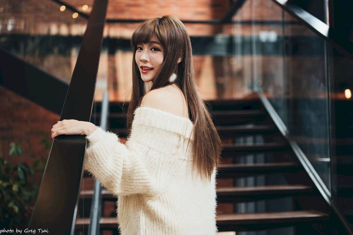 养眼美女凯云身着‌白色毛绒针织上衣户外慵懒写真-88