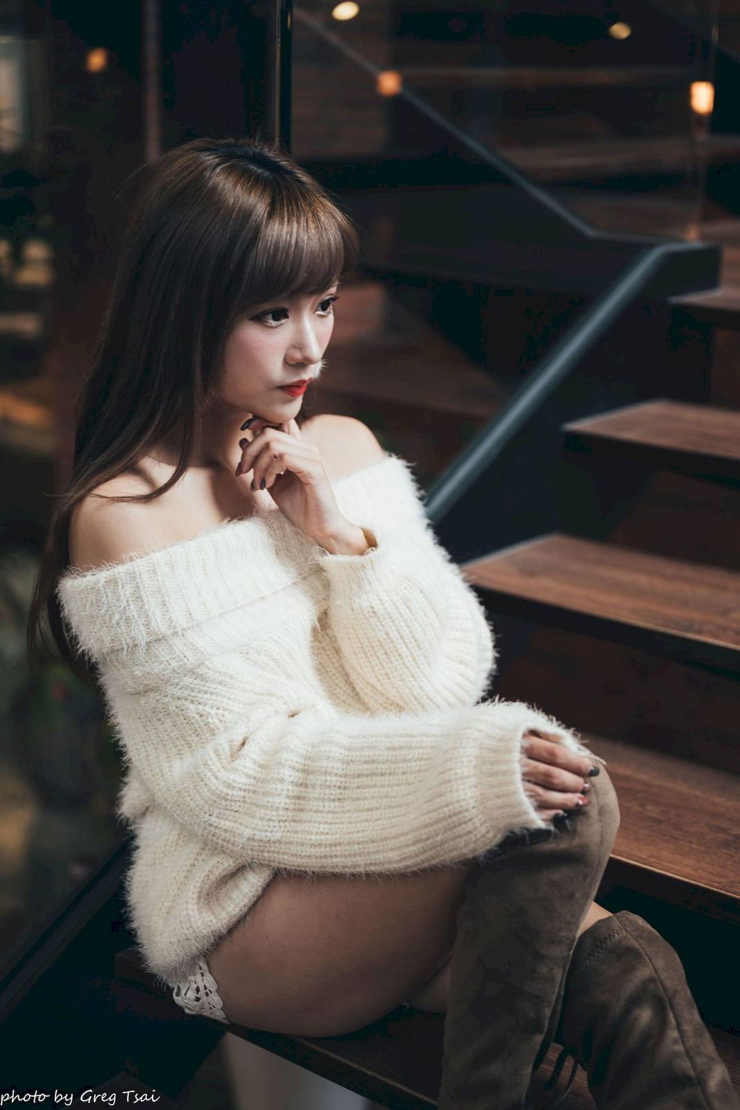 养眼美女凯云身着‌白色毛绒针织上衣户外慵懒写真-102