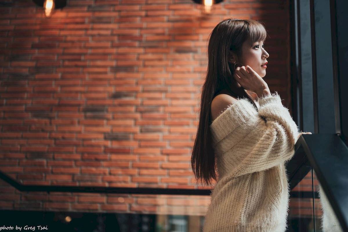 养眼美女凯云身着‌白色毛绒针织上衣户外慵懒写真-94