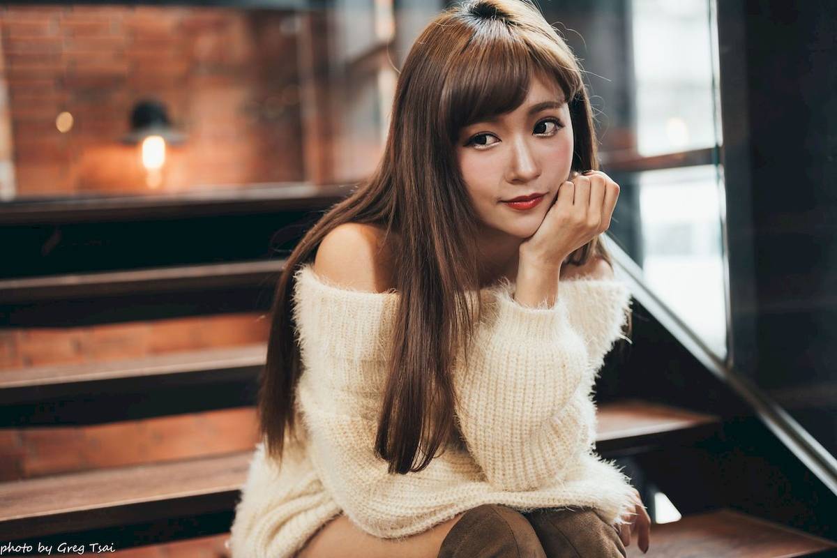 养眼美女凯云身着‌白色毛绒针织上衣户外慵懒写真-100