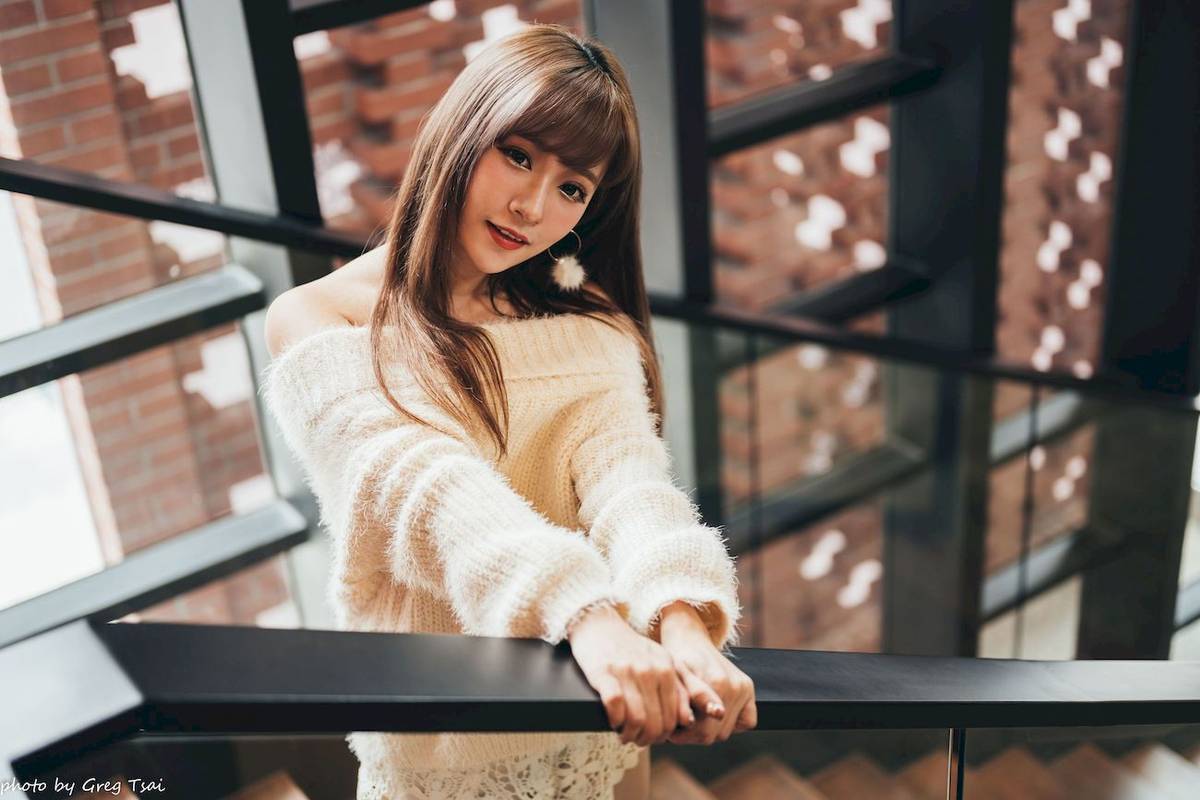 养眼美女凯云身着‌白色毛绒针织上衣户外慵懒写真-95