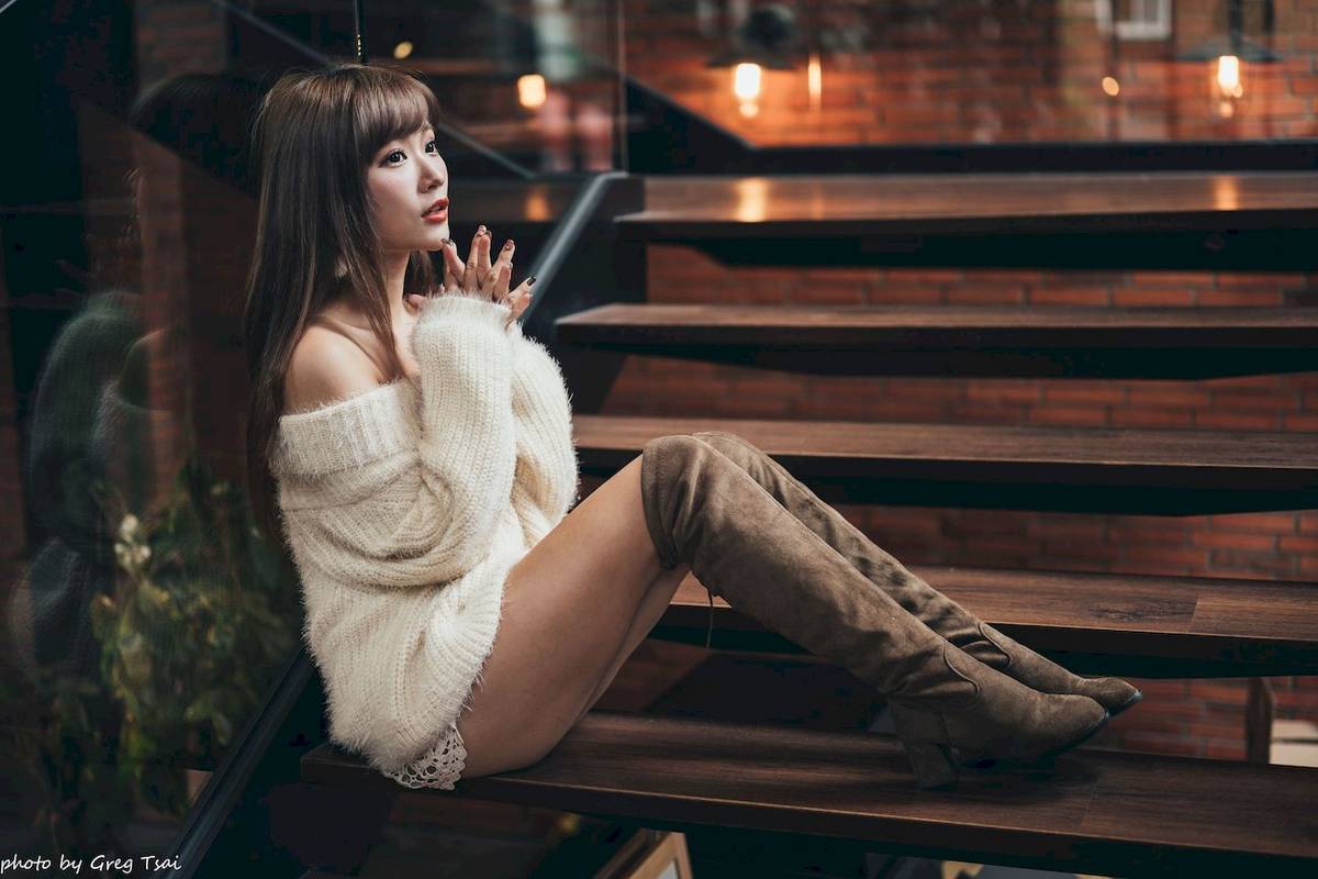 养眼美女凯云身着‌白色毛绒针织上衣户外慵懒写真-103