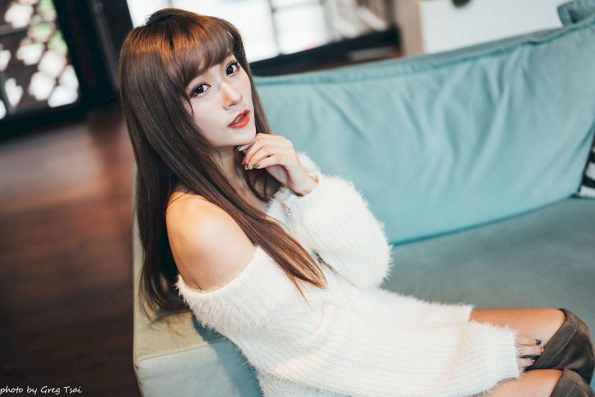 养眼美女凯云身着‌白色毛绒针织上衣户外慵懒写真-107