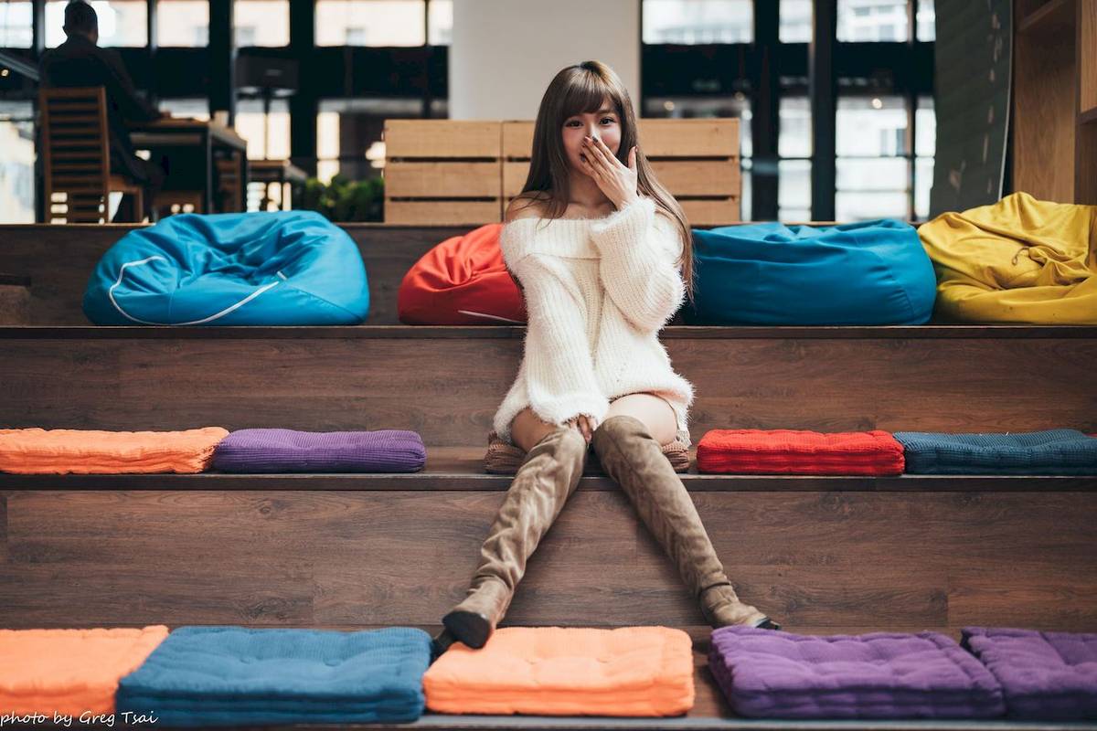 养眼美女凯云身着‌白色毛绒针织上衣户外慵懒写真-117