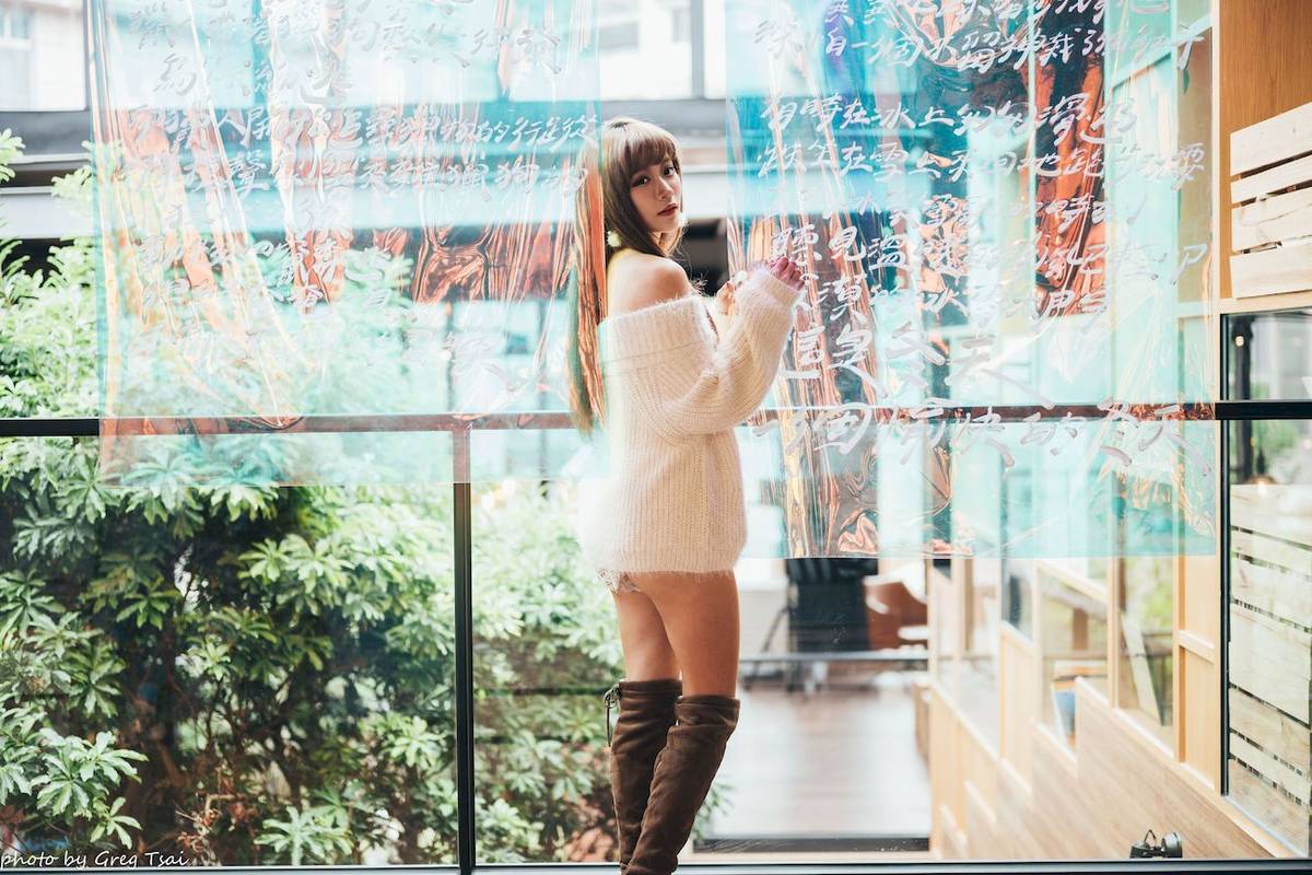 养眼美女凯云身着‌白色毛绒针织上衣户外慵懒写真-113