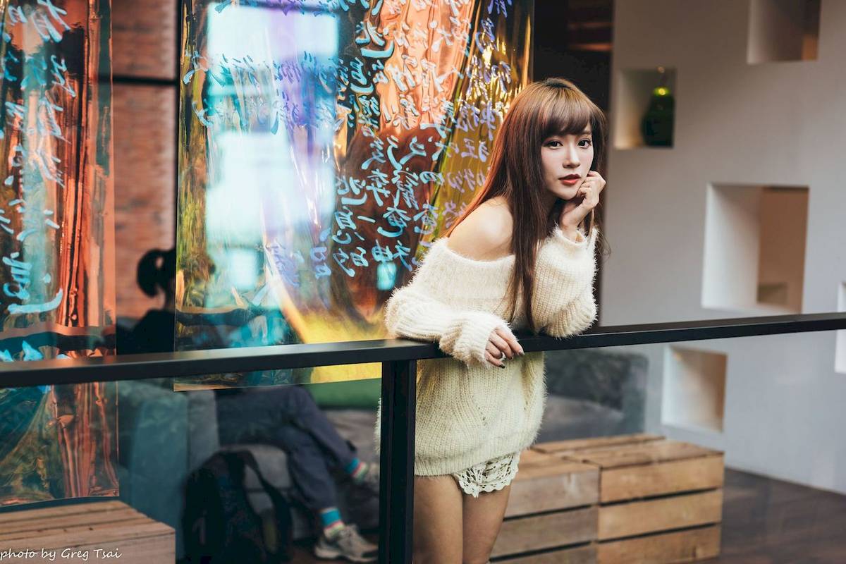 养眼美女凯云身着‌白色毛绒针织上衣户外慵懒写真-115