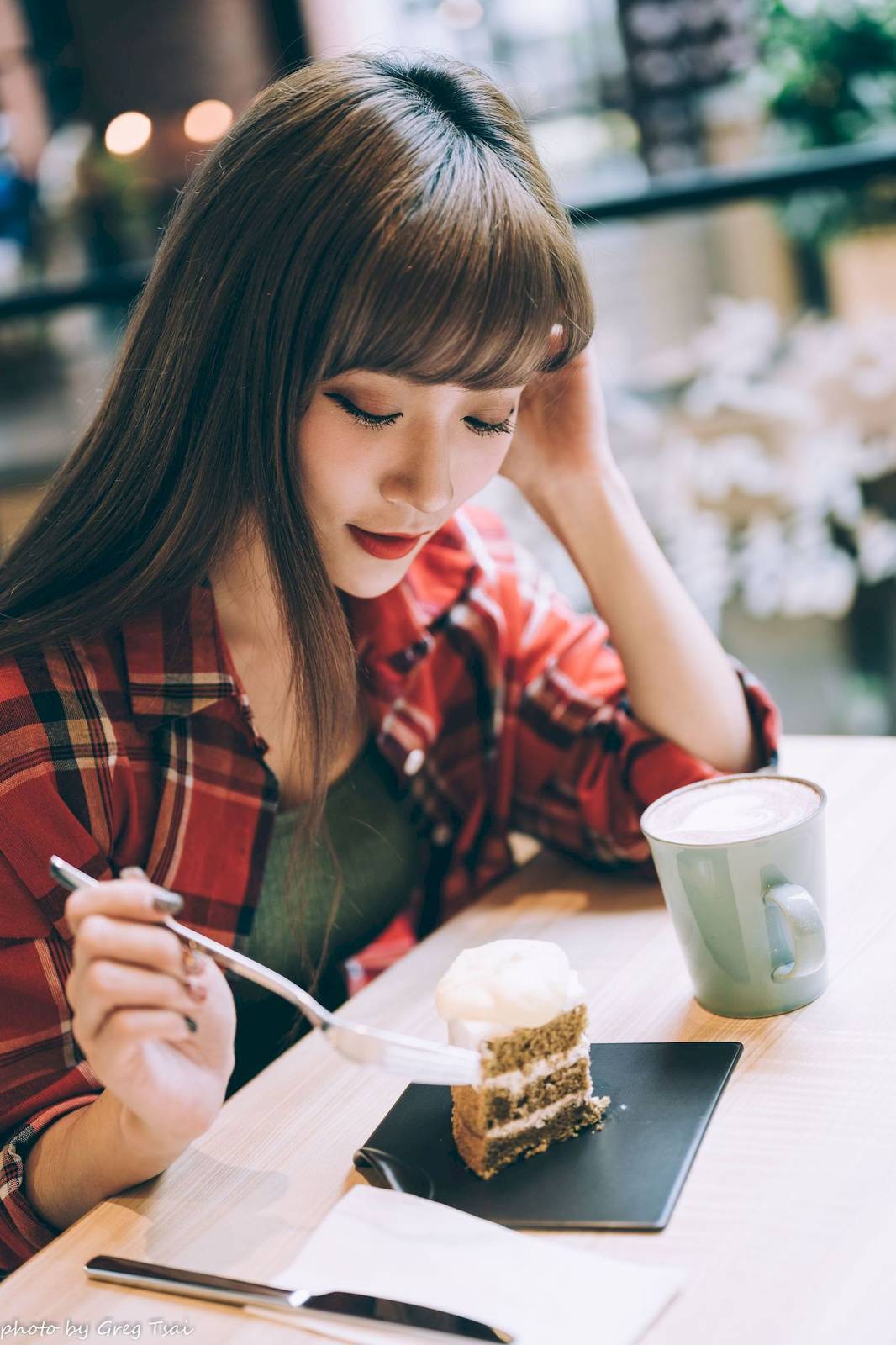 凯云户外咖啡馆‌身着‌红黑格纹衬衫松弛美学