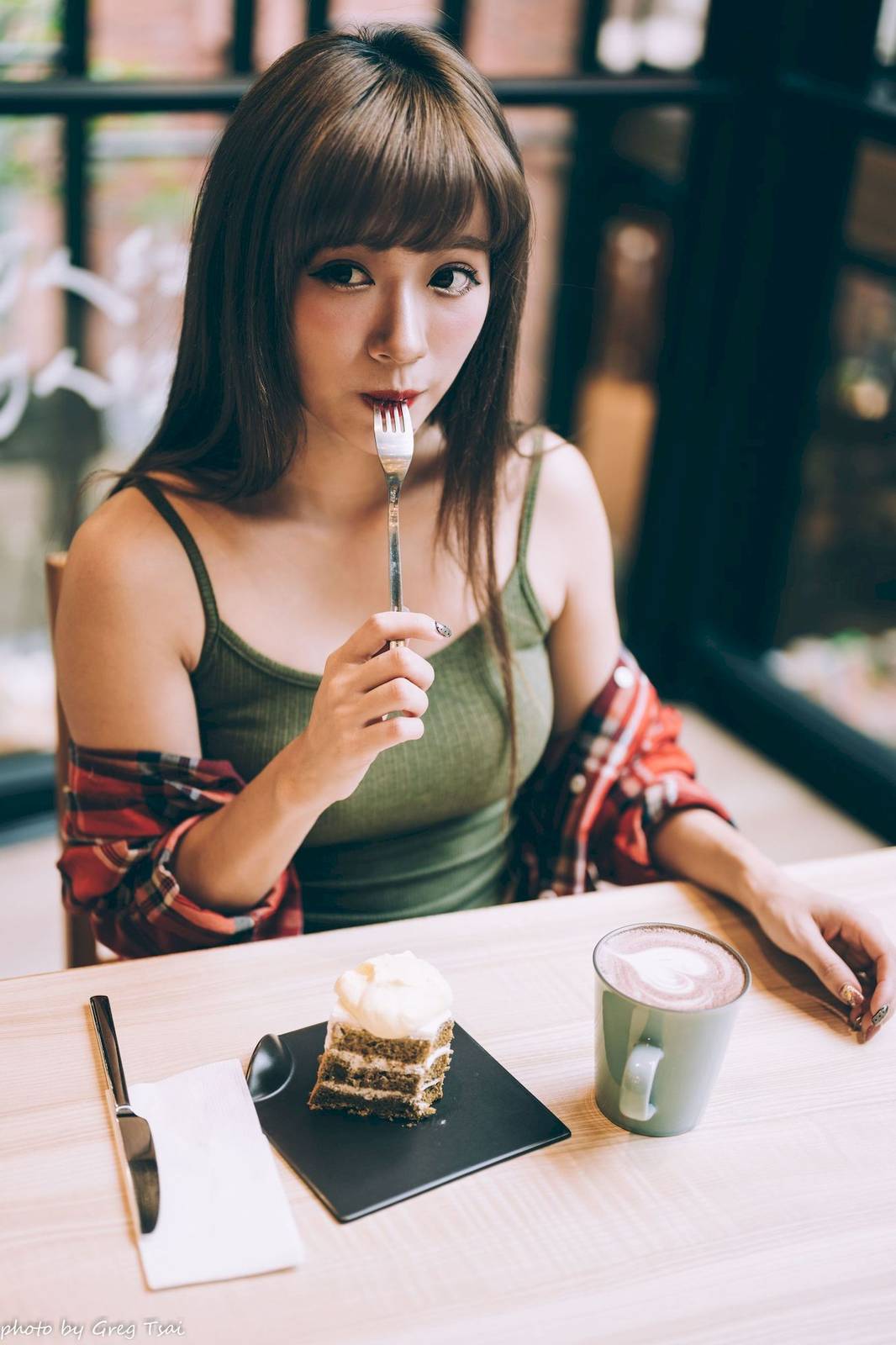 凯云户外咖啡馆‌身着‌红黑格纹衬衫松弛美学-3