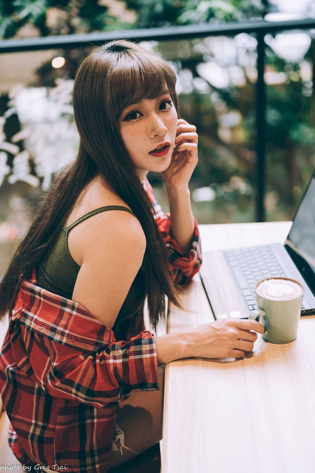 凯云户外咖啡馆‌身着‌红黑格纹衬衫松弛美学-7