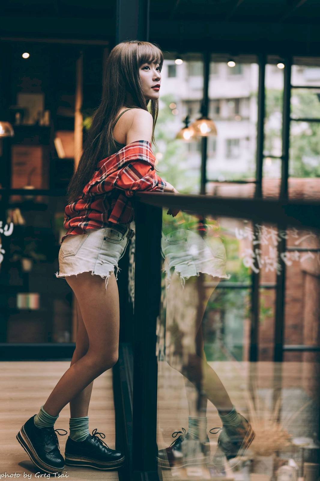 凯云户外咖啡馆‌身着‌红黑格纹衬衫松弛美学-21