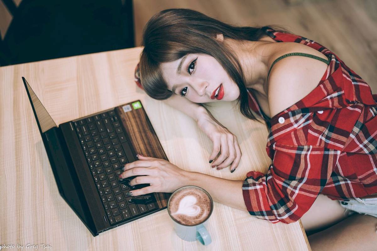 凯云户外咖啡馆‌身着‌红黑格纹衬衫松弛美学-16