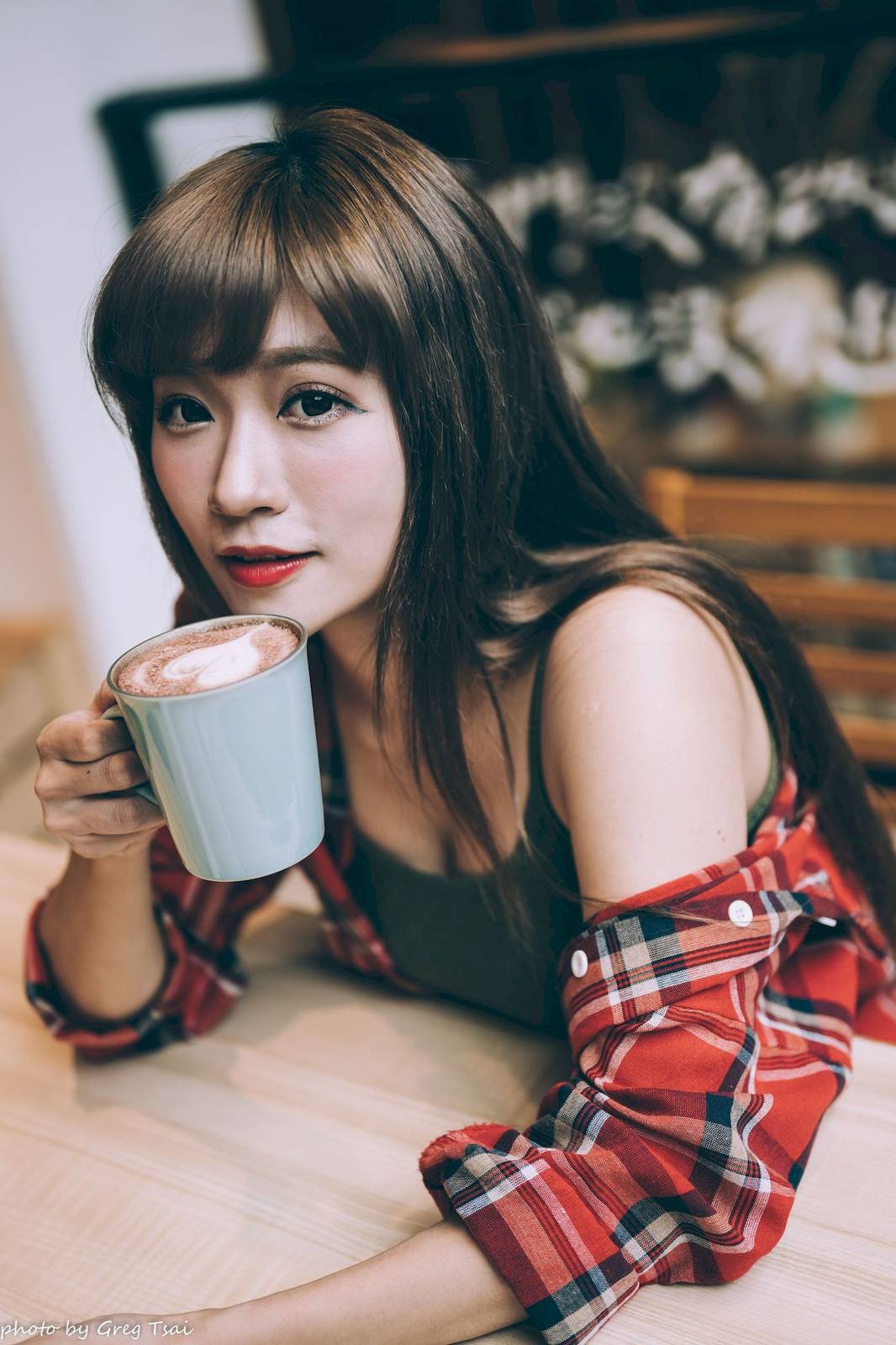 凯云户外咖啡馆‌身着‌红黑格纹衬衫松弛美学-19