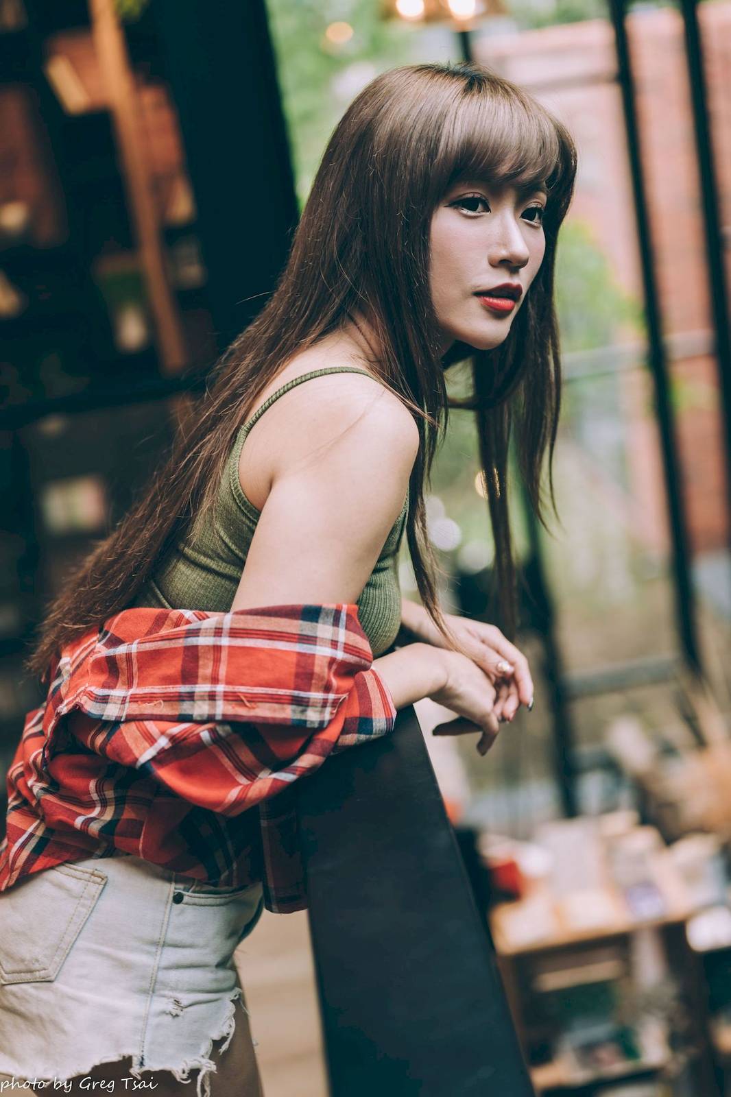 凯云户外咖啡馆‌身着‌红黑格纹衬衫松弛美学-22