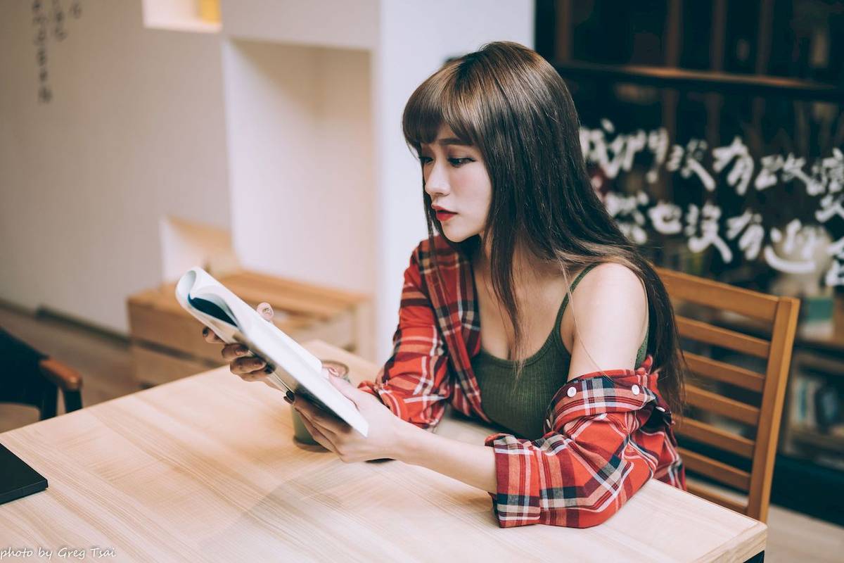 凯云户外咖啡馆‌身着‌红黑格纹衬衫松弛美学-17