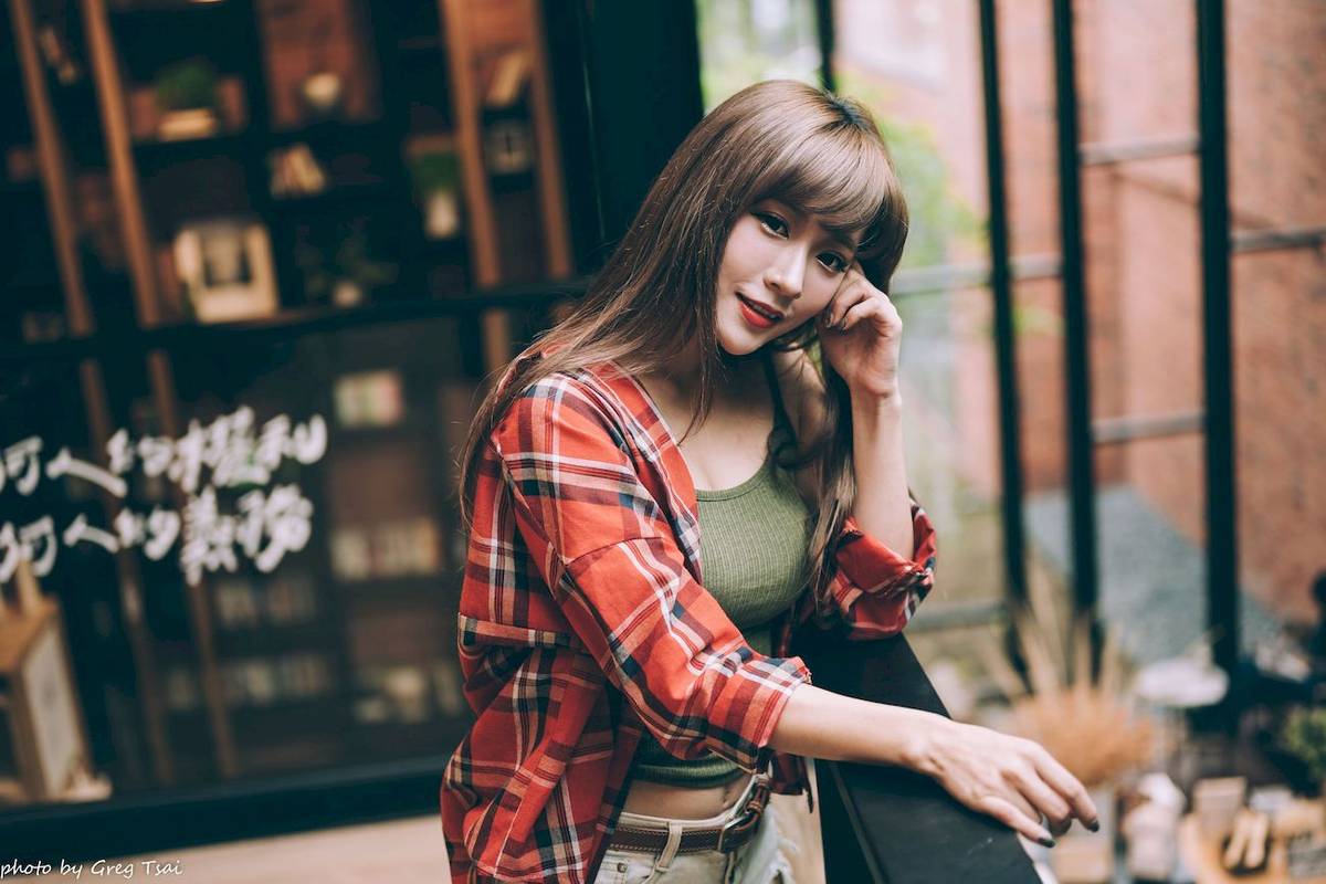 凯云户外咖啡馆‌身着‌红黑格纹衬衫松弛美学-25