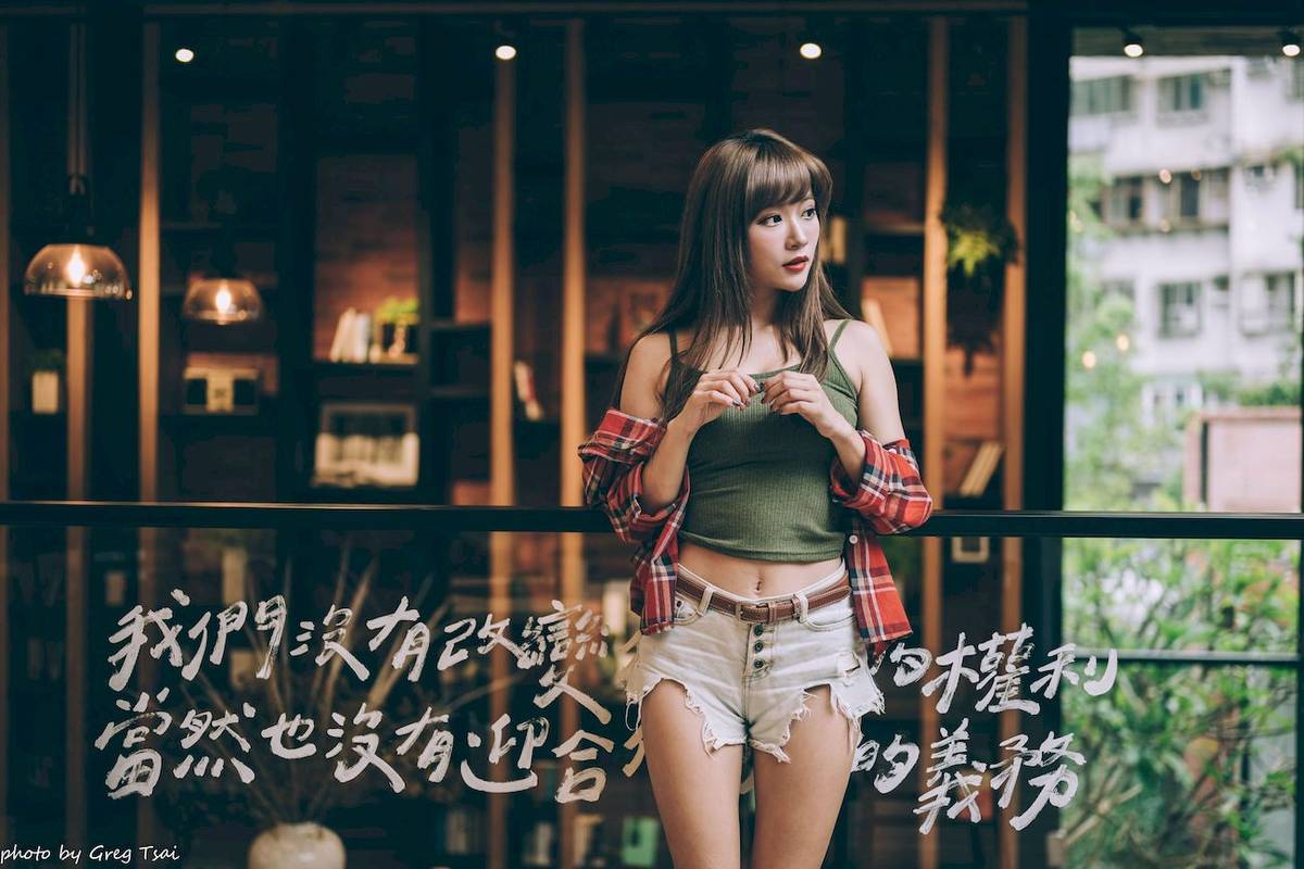 凯云户外咖啡馆‌身着‌红黑格纹衬衫松弛美学-26