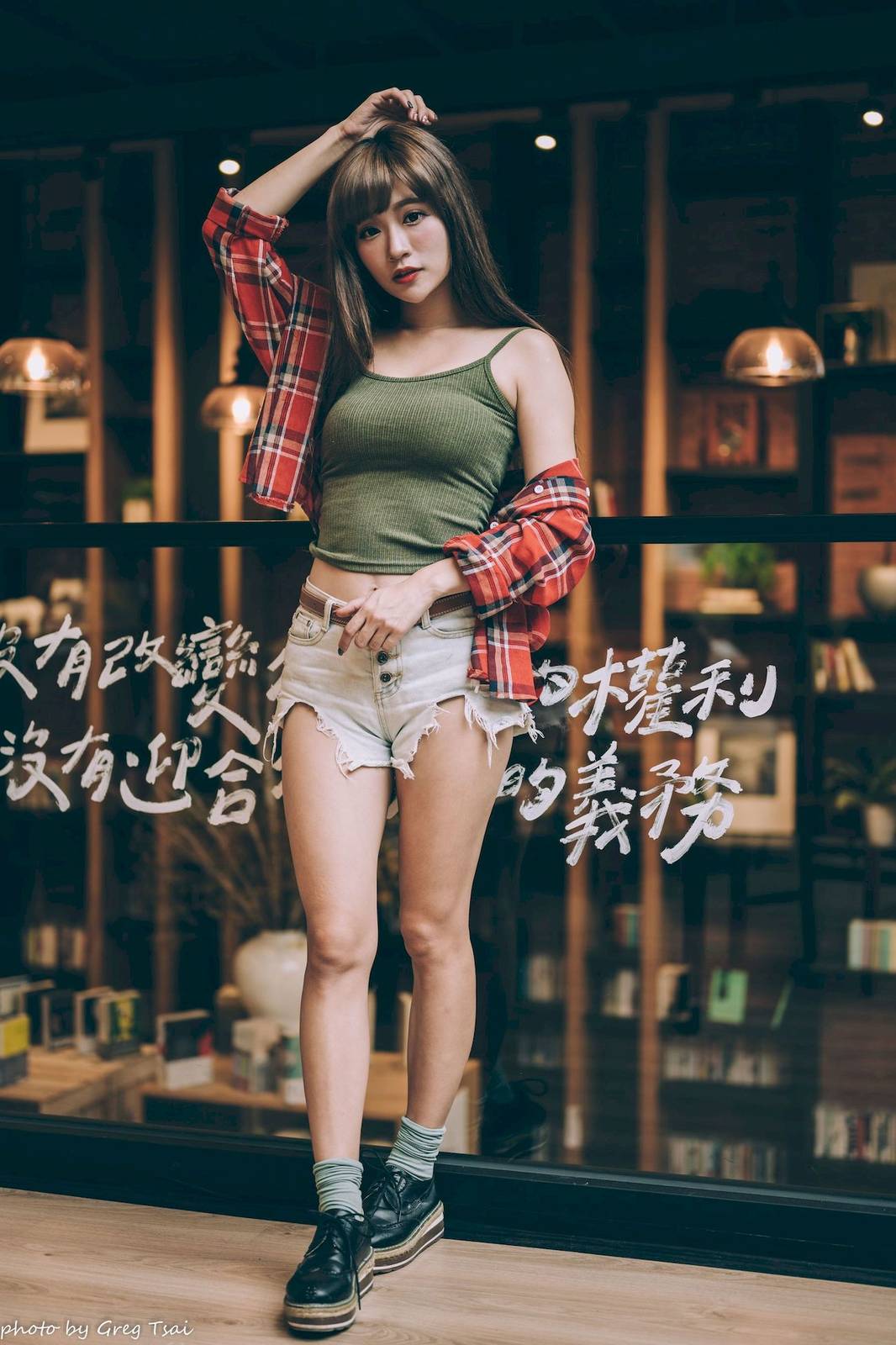 凯云户外咖啡馆‌身着‌红黑格纹衬衫松弛美学-27