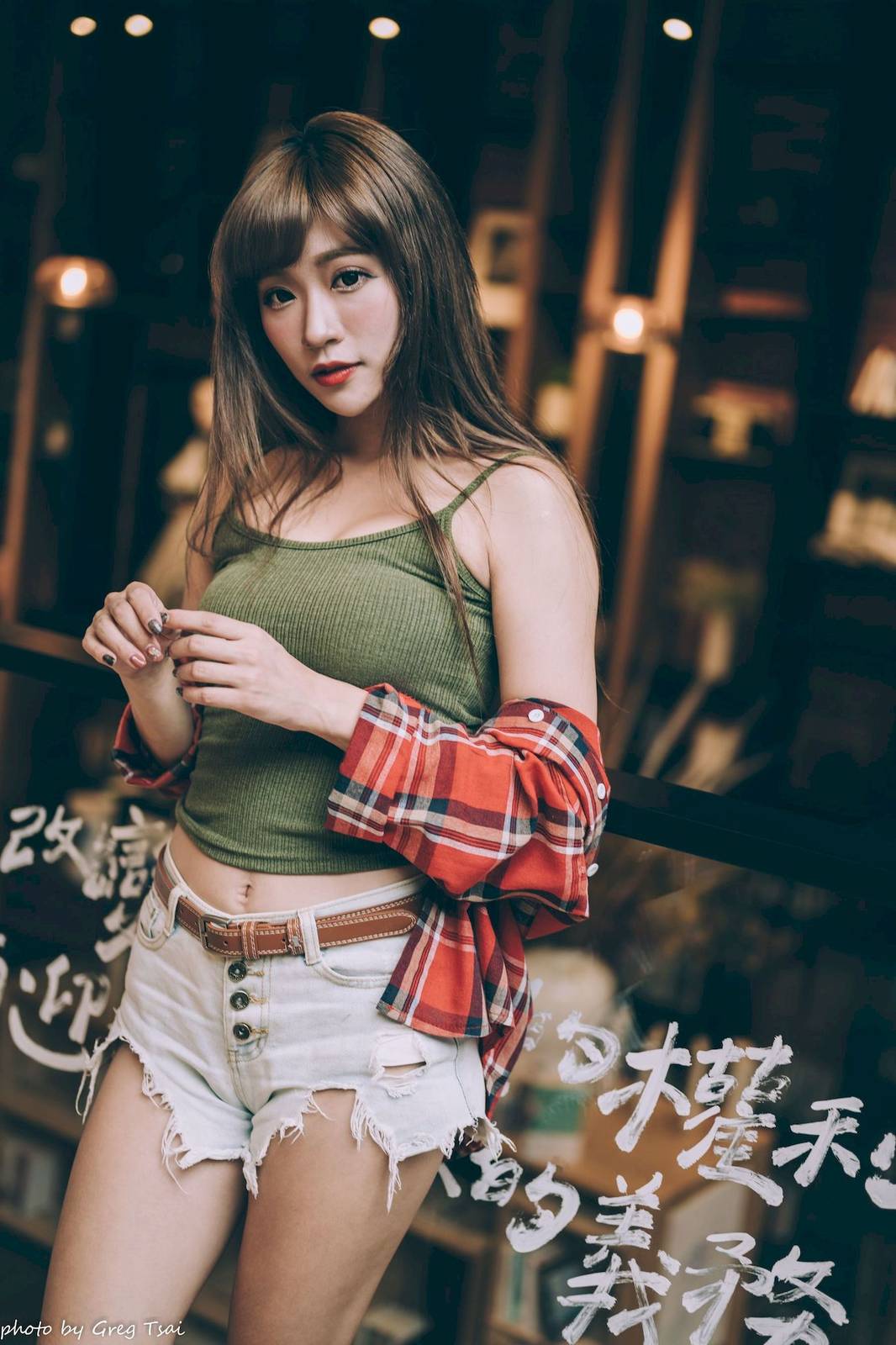 凯云户外咖啡馆‌身着‌红黑格纹衬衫松弛美学-30