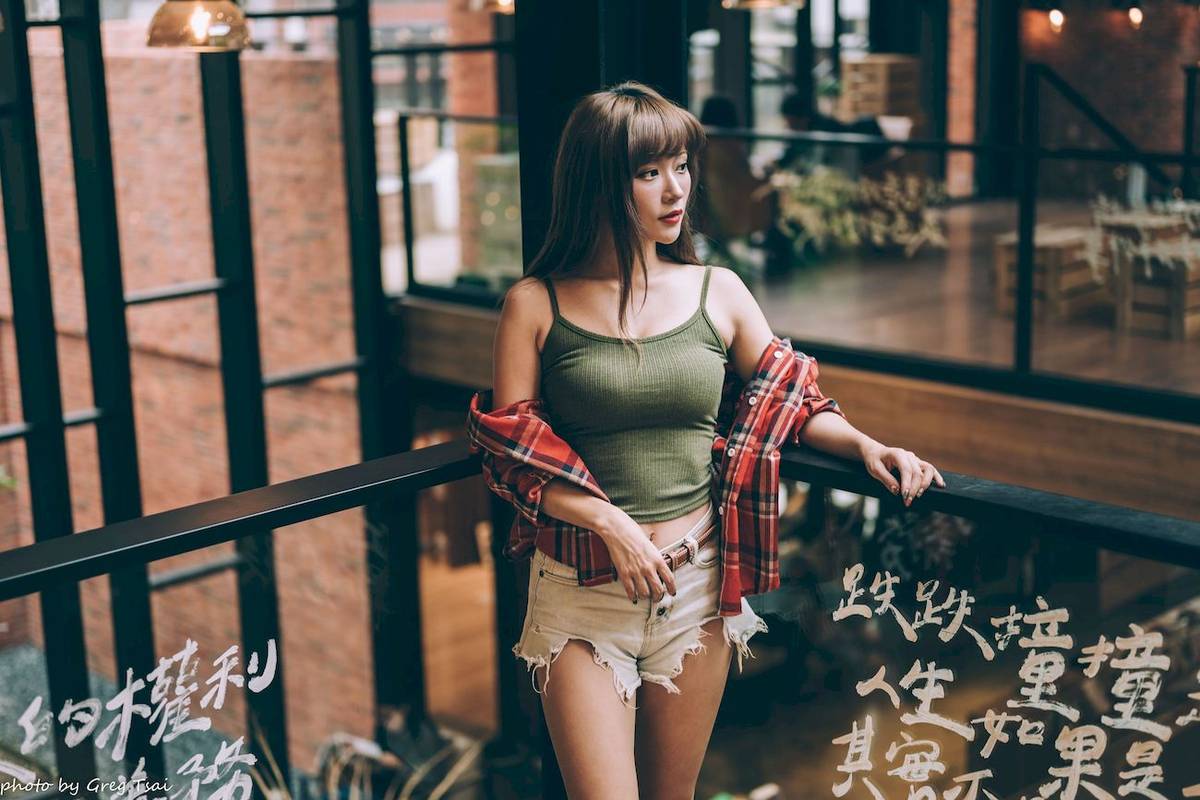 凯云户外咖啡馆‌身着‌红黑格纹衬衫松弛美学-32