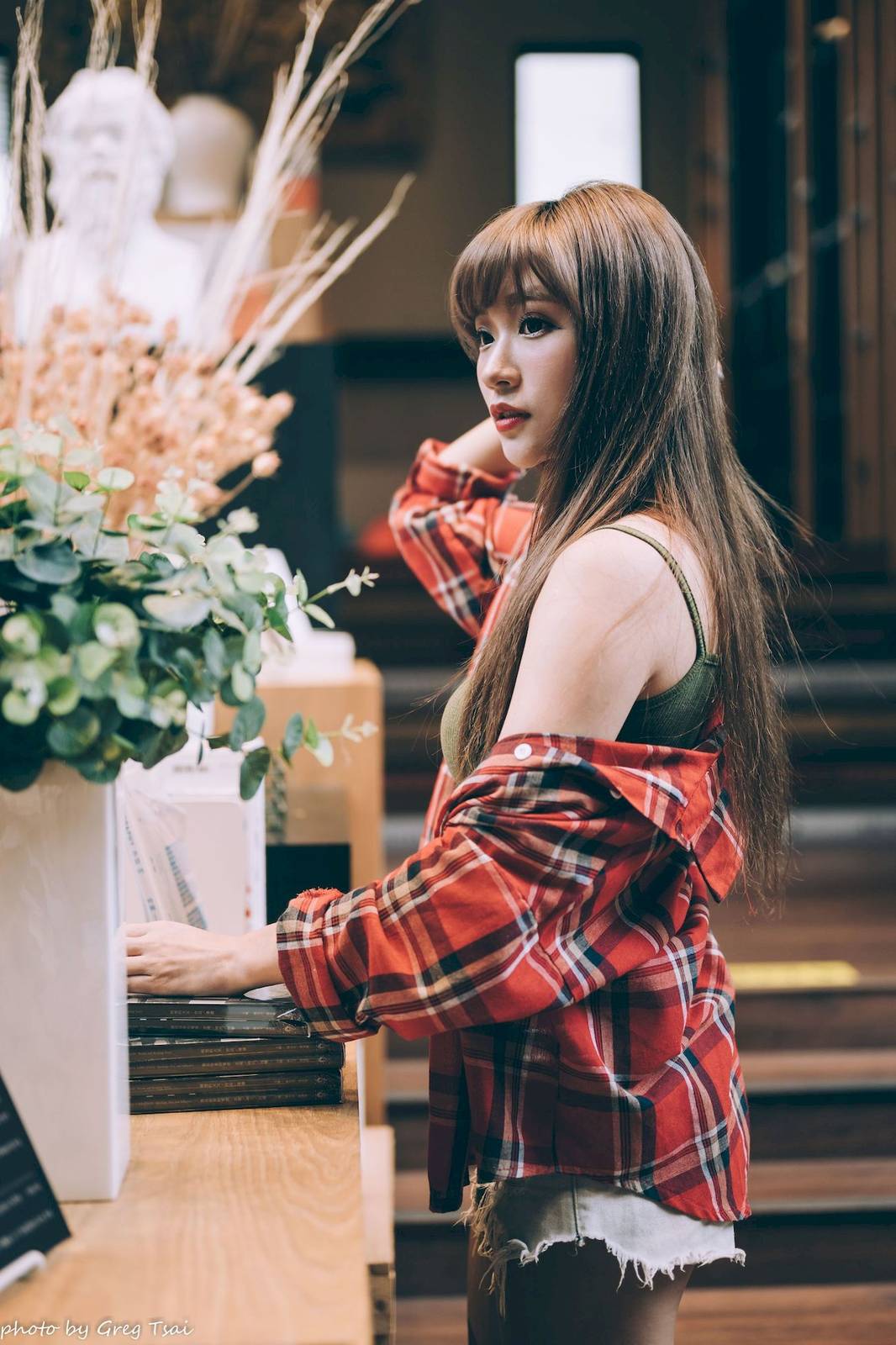 凯云户外咖啡馆‌身着‌红黑格纹衬衫松弛美学-37