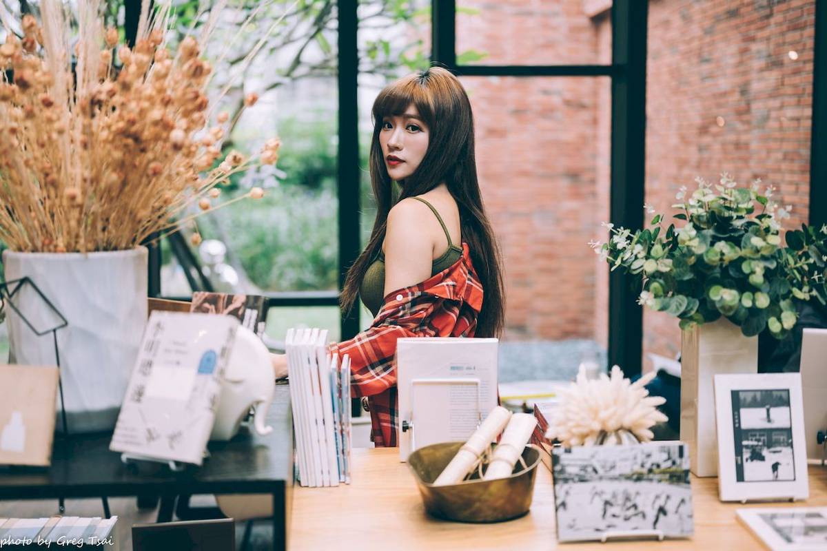 凯云户外咖啡馆‌身着‌红黑格纹衬衫松弛美学-35