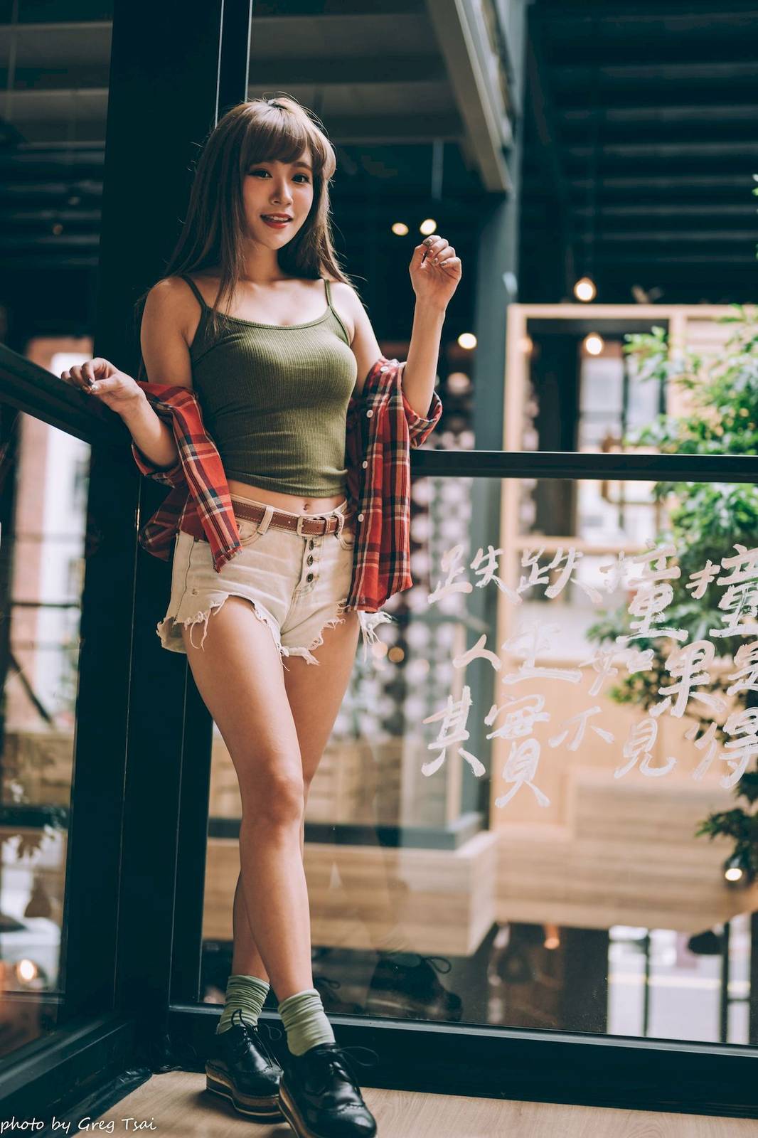 凯云户外咖啡馆‌身着‌红黑格纹衬衫松弛美学-34