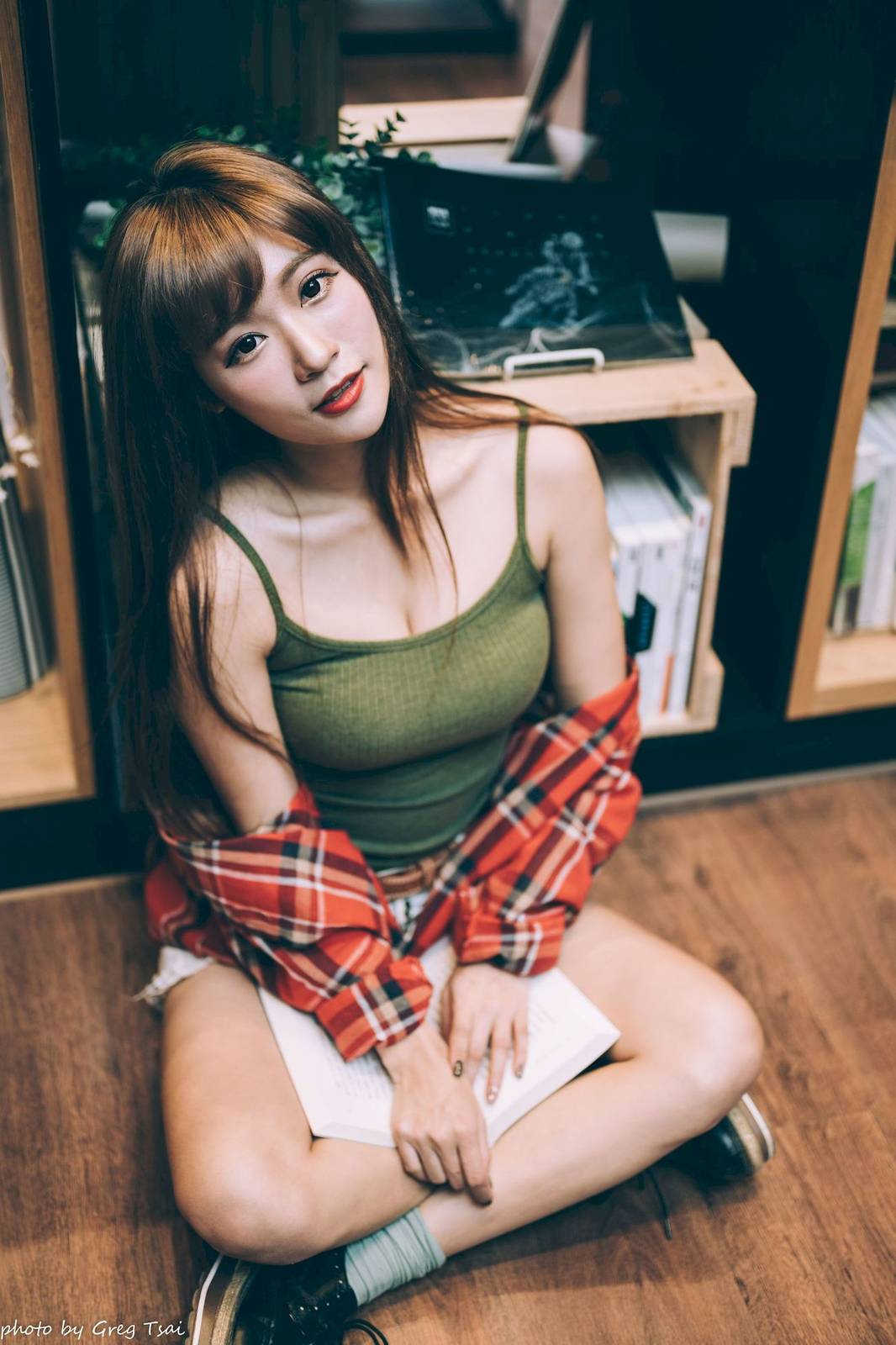 凯云户外咖啡馆‌身着‌红黑格纹衬衫松弛美学-46