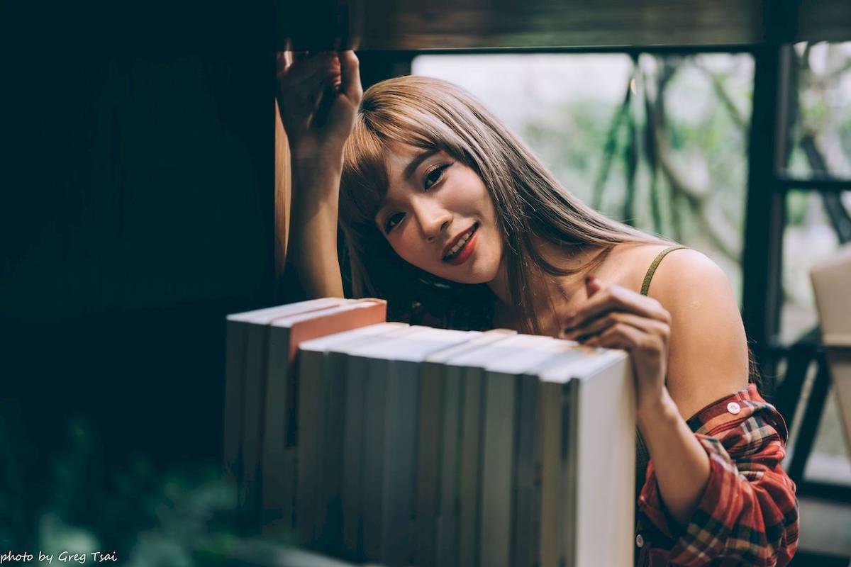 凯云户外咖啡馆‌身着‌红黑格纹衬衫松弛美学-41