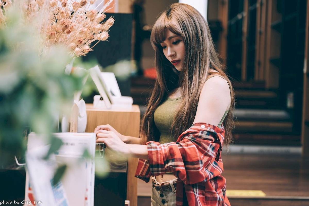 凯云户外咖啡馆‌身着‌红黑格纹衬衫松弛美学-38